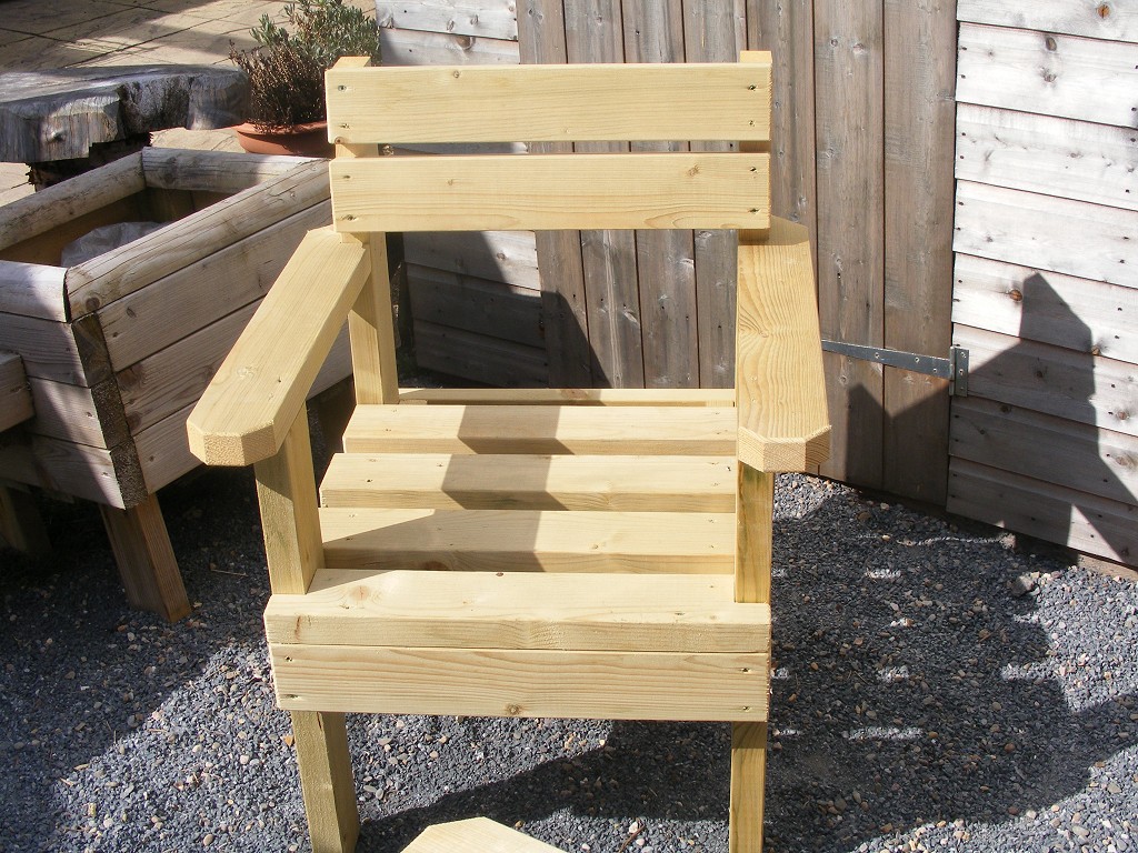 single-garden-wooden-seat
